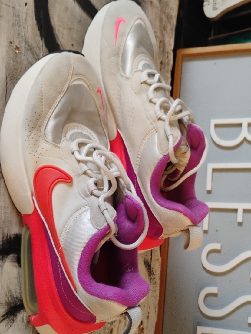 Nike Women’s Air Max VERONA Sneakers in Cream with Pink & Purple Accents SZ 7